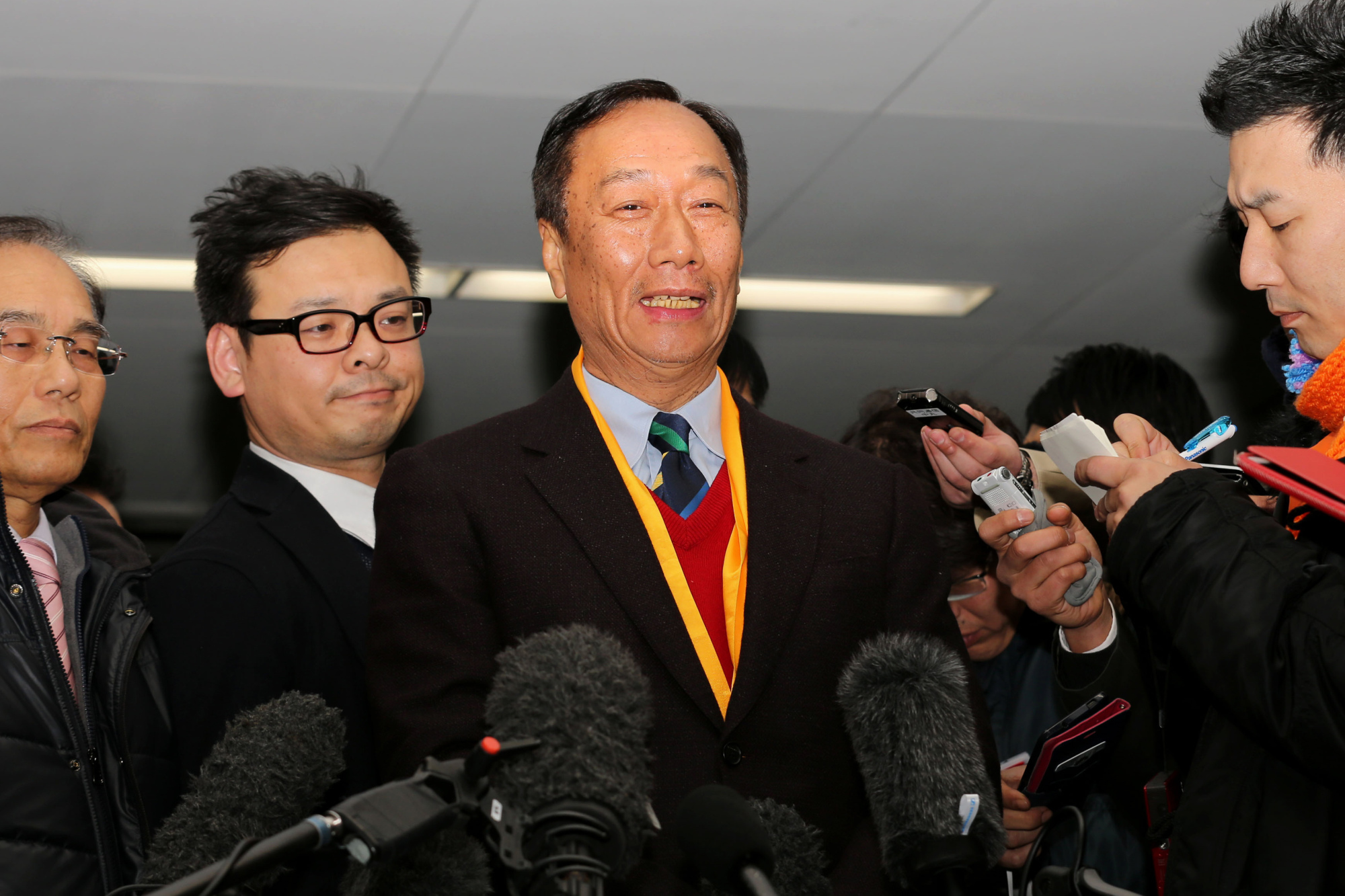 Chủ tịch FoxconnTerry Gou trong buổi trao đổi với truyền th&ocirc;ng tại trụ sở Sharp, Osaka