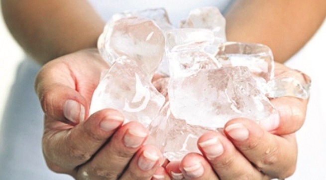 Đá lạnh sẽ giúp làm dịu vết côn trùng cắn