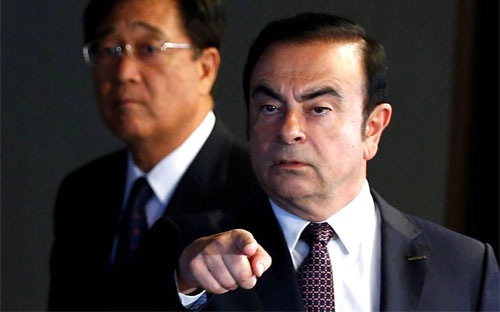 CEO Nissan Carlos Ghosn (phải) v&agrave; CEO h&atilde;ng Mitsubishi Osamu Masuko tại một cuộc họp b&aacute;o ng&agrave;y 12/5 - Ảnh: Reuters/WSJ.