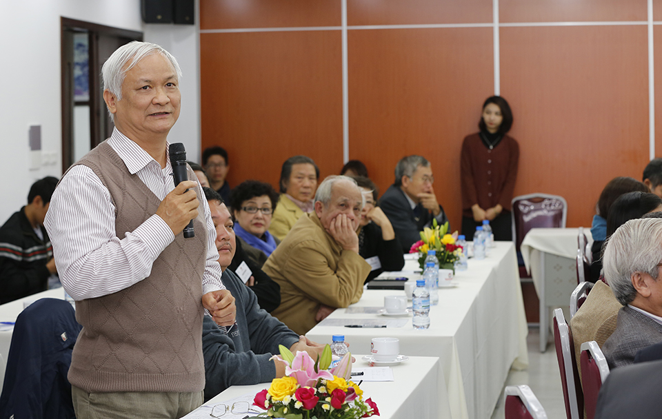 GS.TS L&ecirc; Hồng L&yacute; - Viện trưởng Viện Nghi&ecirc;n cứu Văn ho&aacute; thuộc Viện H&agrave;n l&acirc;m Khoa học X&atilde; hội Việt Nam chia sẻ tại buổi tọa đ&agrave;m.