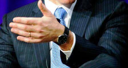 Bill Ackman đang sở hữu một chiếc đồng hồ với d&acirc;y đeo m&agrave;u đen v&agrave; mặt đồng hồ m&agrave;u tối. Đ&oacute; l&agrave; một chiếc đồng hồ rất sang trọng nhưng kh&ocirc;ng qu&aacute; h&agrave;o nho&aacute;ng. C&aacute;c chuy&ecirc;n gia hiện vẫn chưa định được gi&aacute; của chiếc đồng hồ n&agrave;y.
