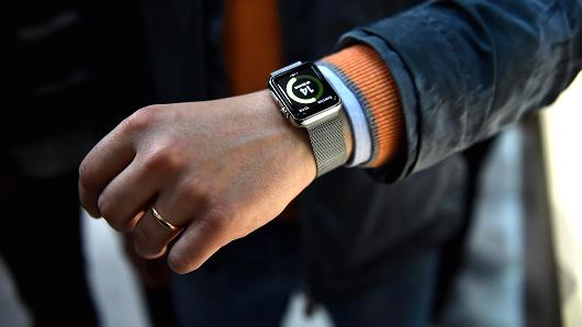 Apple Watch c&oacute; th&ecirc;m nhiều m&agrave;u sắc.