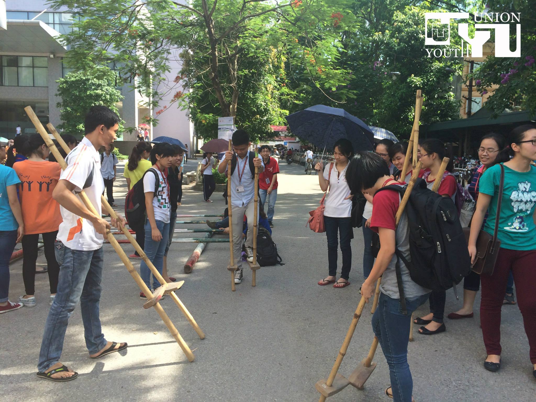 C&aacute;c bạn sinh vi&ecirc;n h&agrave;o hứng h&ograve;a m&igrave;nh v&agrave;o c&aacute;c tr&ograve; chơi d&acirc;n gian 
