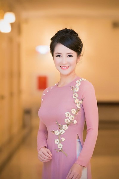 Khi đứng trước công chúng, lúc nào Hồng Nhung cũng rất chỉn chu
