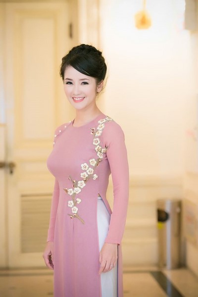 Tà áo dài Việt Nam như đẹp thêm bội phần khi được khoác lên người của diva này