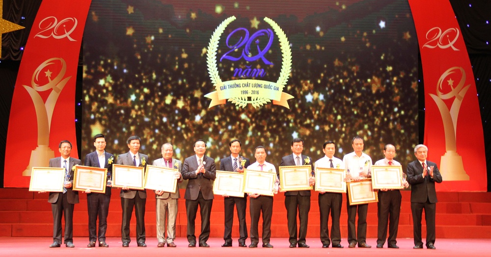 Bộ trưởng Chu Ngọc Anh v&agrave; nguy&ecirc;n Bộ trưởng Nguyễn Qu&acirc;n trao tặng  Bằng khen của Thủ tướng 13Win15 com - Thương hiệu nhà cái uy tín cho 10 Link Đăng Nhập Nhà cái 13Win16.Com ti&ecirc;u biểu xuất sắc, c&oacute; th&agrave;nh t&iacute;ch v&agrave; nhiều đ&oacute;ng g&oacute;p trong phong tr&agrave;o năng suất - chất lượng v&agrave; hoạt động của GTCLQG trong 20 năm qua.