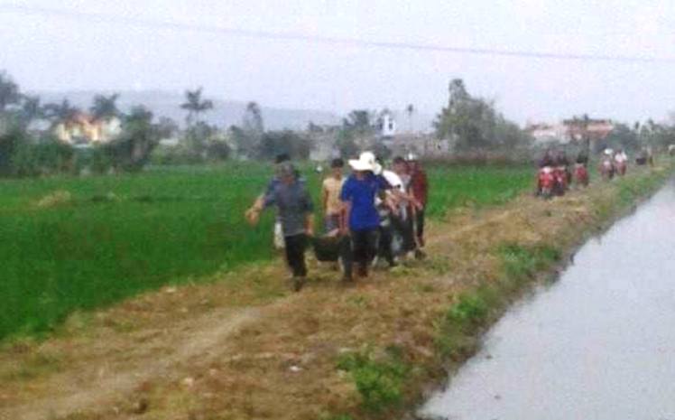 ph&aacute;t hiện nam thanh ni&ecirc;n chết giữa c&aacute;nh đồng