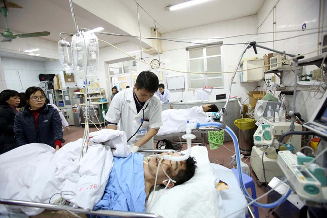 Nạn nh&acirc;n bị tai nạn giao th&ocirc;ng đang cấp cứu tại bệnh viện Việt Đức