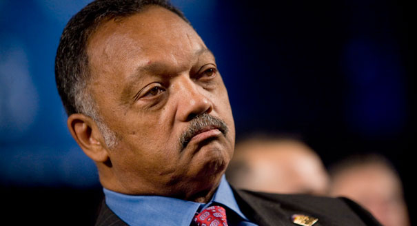 Đức cha Jesse Jackson rất bất b&igrave;nh v&agrave; đ&ograve;i hỏi sự thay đổi của Amazon