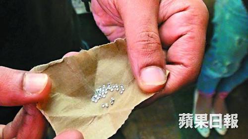 Những 'vi&ecirc;n kim cương' thực chất chỉ l&agrave; những hạt nhựa