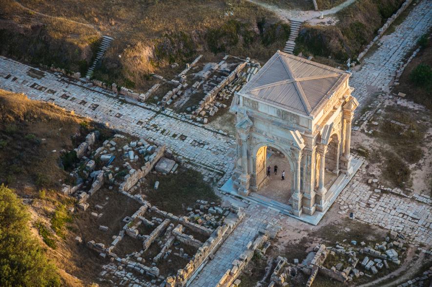 Tàn tích La Mã: Bức ảnh ghi lại khung cảnh tàn tích Leptis Magna, tây Libya, nhìn từ trên cao xuống. Nơi đây là một trong những thành phố La Mã còn gần nguyên vẹn và lớn nhất thế giới. Thành phố này được xây dựng dưới thời của hoàng đề Augustus và Tiberius, đến khi hoàng đế Septimus Severus lên ngôi, ông đã cho trùng tu lại và biến Leptis Magna trở thành thành phố trung tâm với đầy đủ rạp chiếu phim, chợ lớn, bể bơi, nhà thờ.