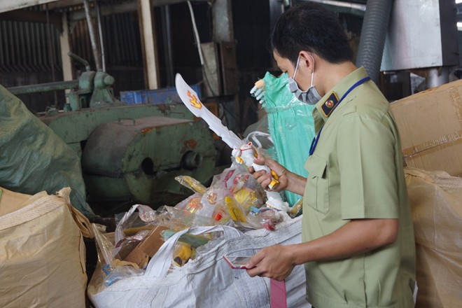 B&ecirc;n cạnh sữa Ensure, rất nhiều đồ chơi bạo lực, đồ chơi trẻ em c&oacute; xuất xứ Trung Quốc cũng bị ti&ecirc;u hủy