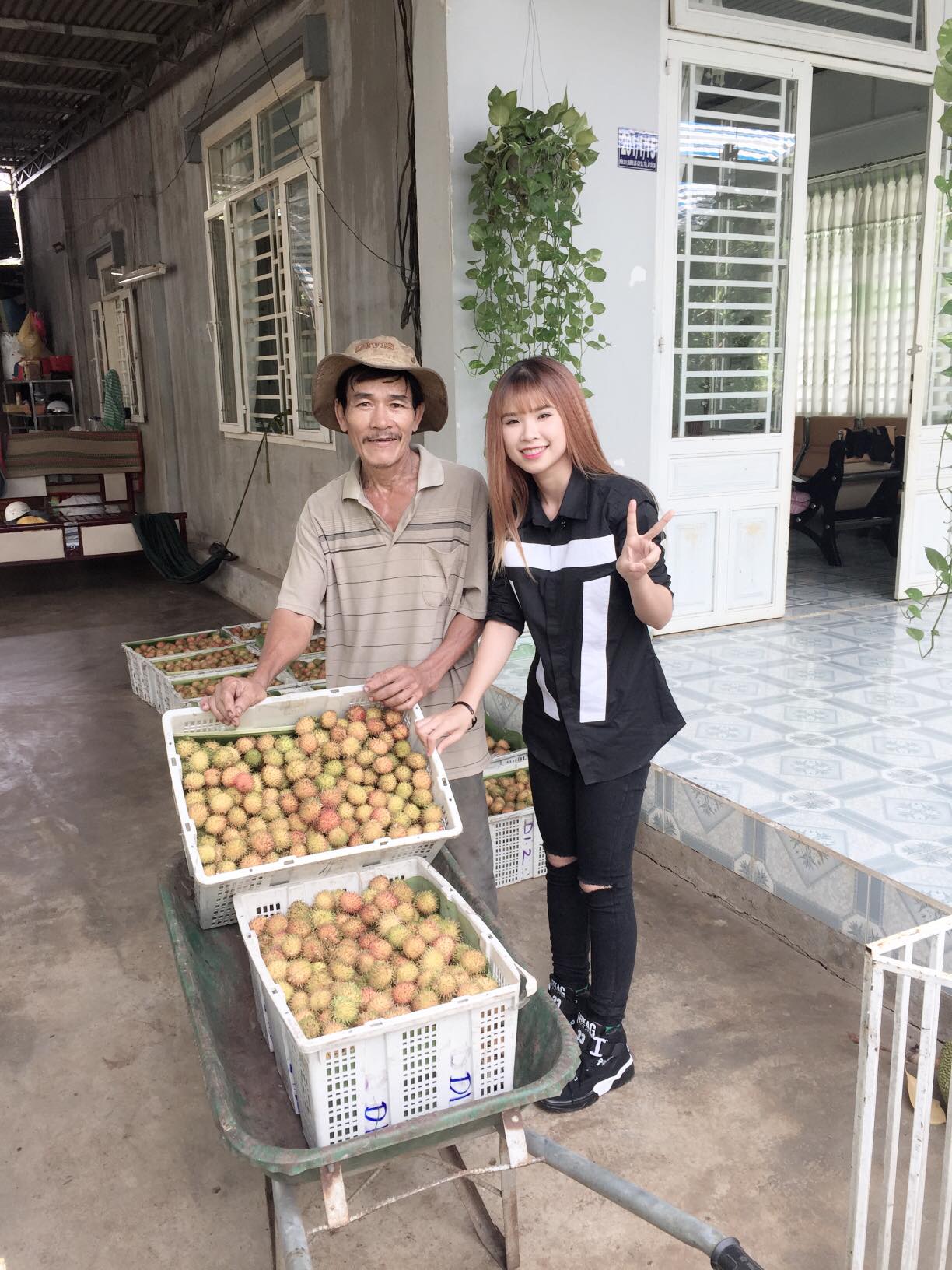 Khởi My vẫn nh&iacute; nhảnh khi kh&ocirc;ng c&oacute; Kenvin Kh&aacute;nh ở b&ecirc;n