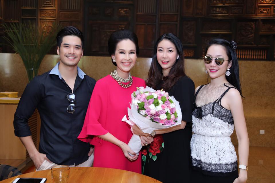 Trong buổi sinh nhật c&oacute; sự xuất hiện Hoa hậu Diễm My, diễn vi&ecirc;n m&uacute;a Linh Nga, NTK Đỗ Mạnh Cường,&hellip;