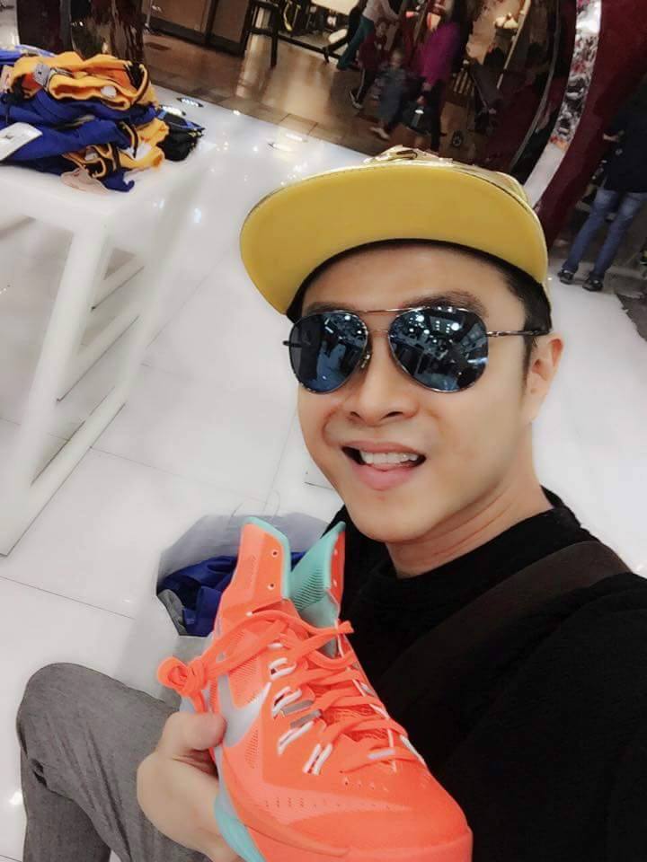 Nhật Tinh Anh “sặc sỡ” bên đôi Nike màu cam mới sắm