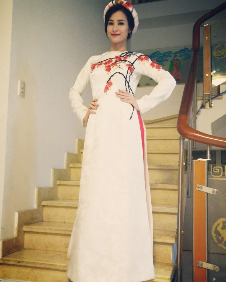  Đ&ocirc;ng Nhi &ldquo;mới lạ&rdquo; trong t&agrave; &aacute;o d&agrave;i truyền thống