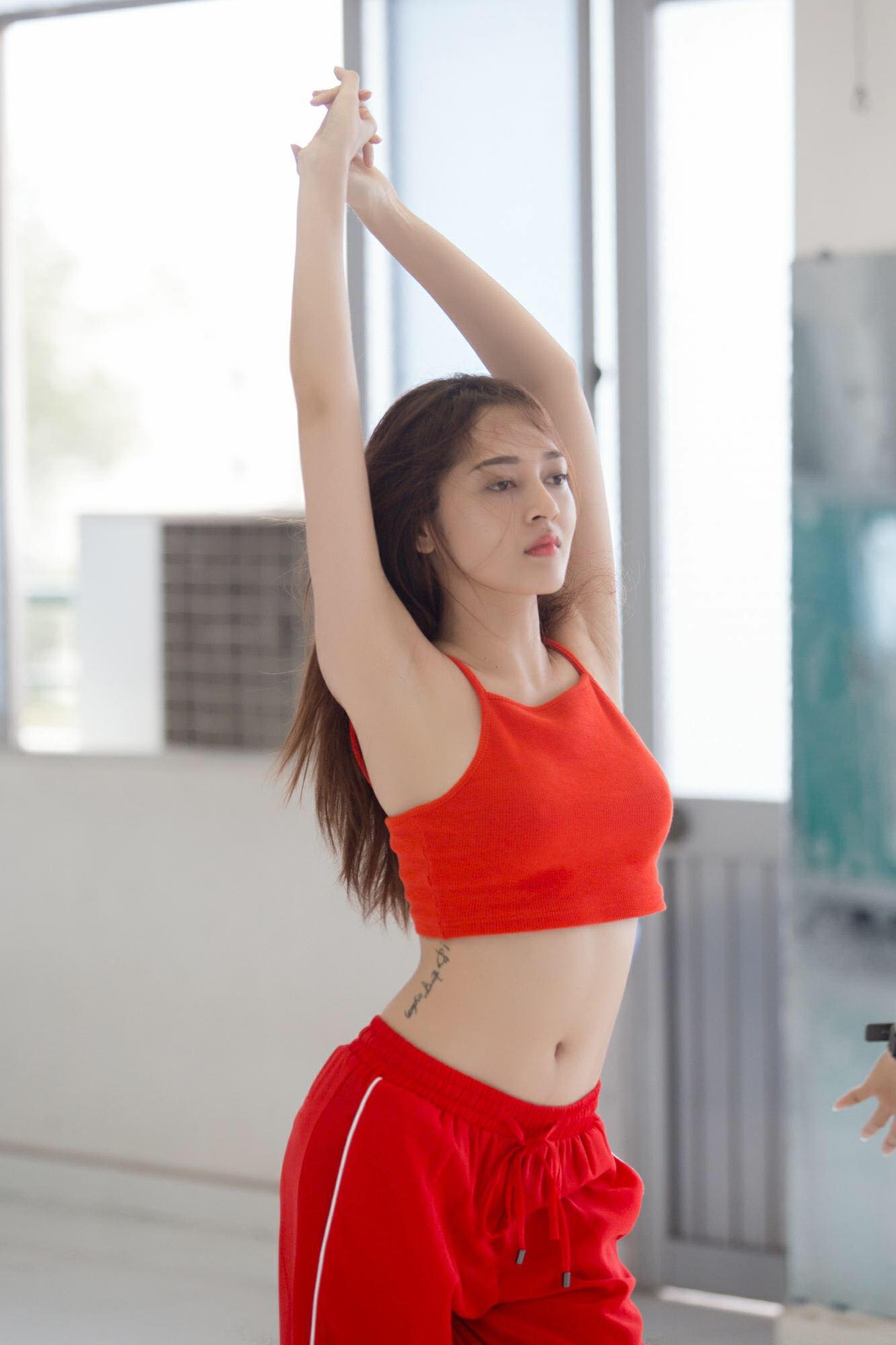 Bảo Anh khoe eo thon thu h&uacute;t tr&ecirc;n s&agrave;n tập cho ca kh&uacute;c mới