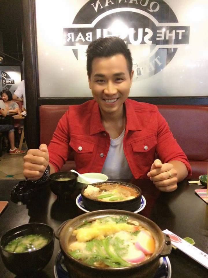 MC Nguy&ecirc;n Khang tươi cười mời mọi người c&ugrave;ng ăn trưa