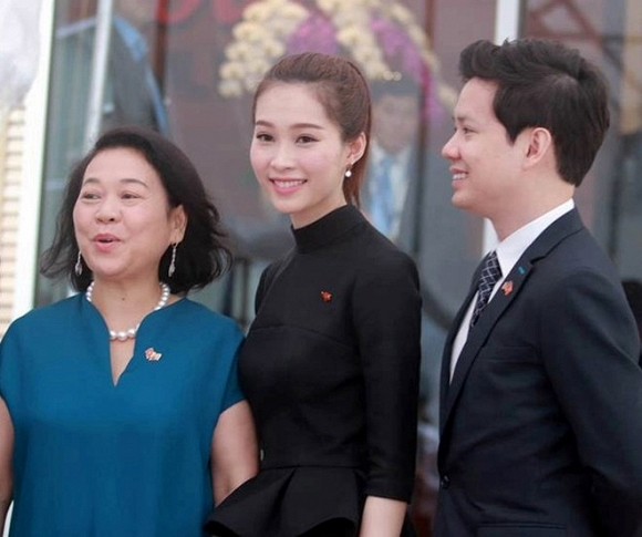 HH Đặng Thu Thảo xinh đẹp chờ Tổng thống 