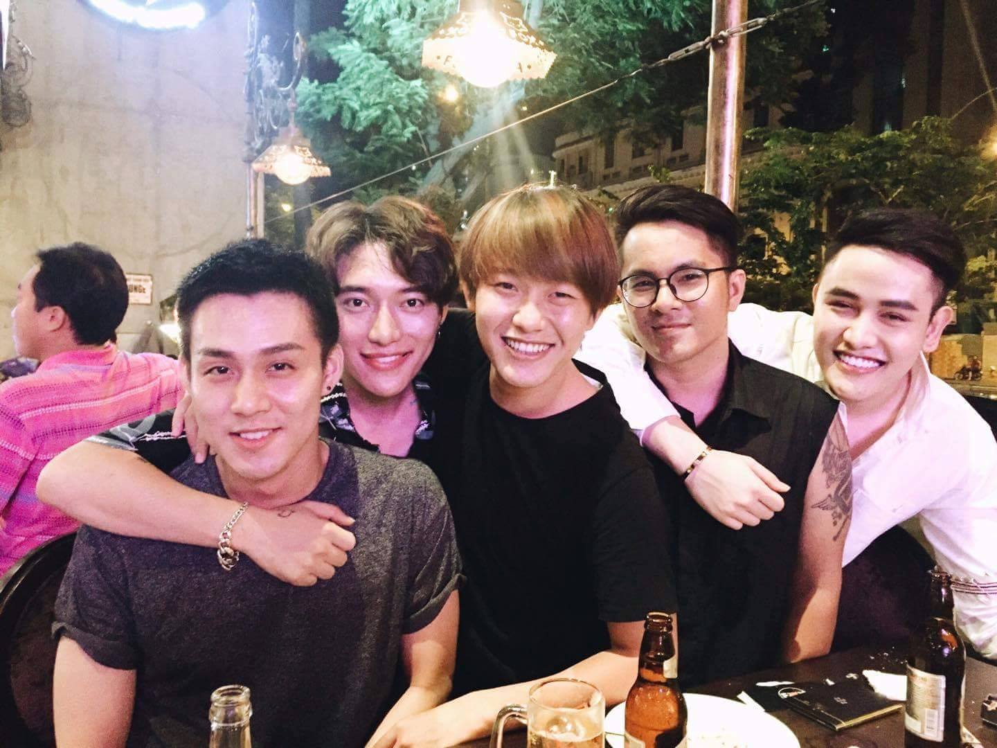 Châu Đăng Khoa thân thiết bên đám bạn hot boy