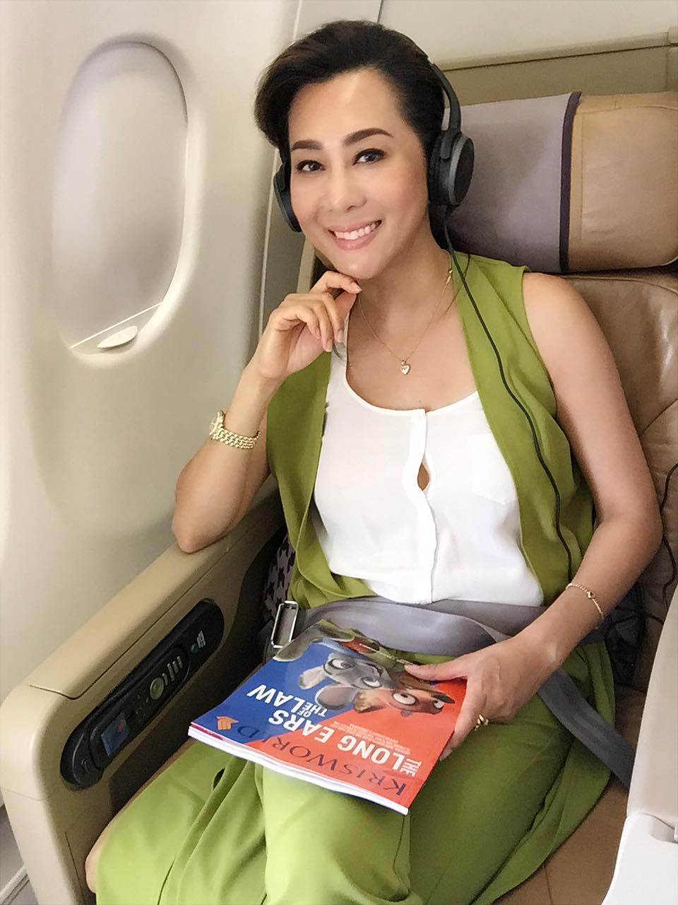 MC Kỳ Duy&ecirc;n tươi tắn tr&ecirc;n m&aacute;y bay chuẩn bị sang Sigapo