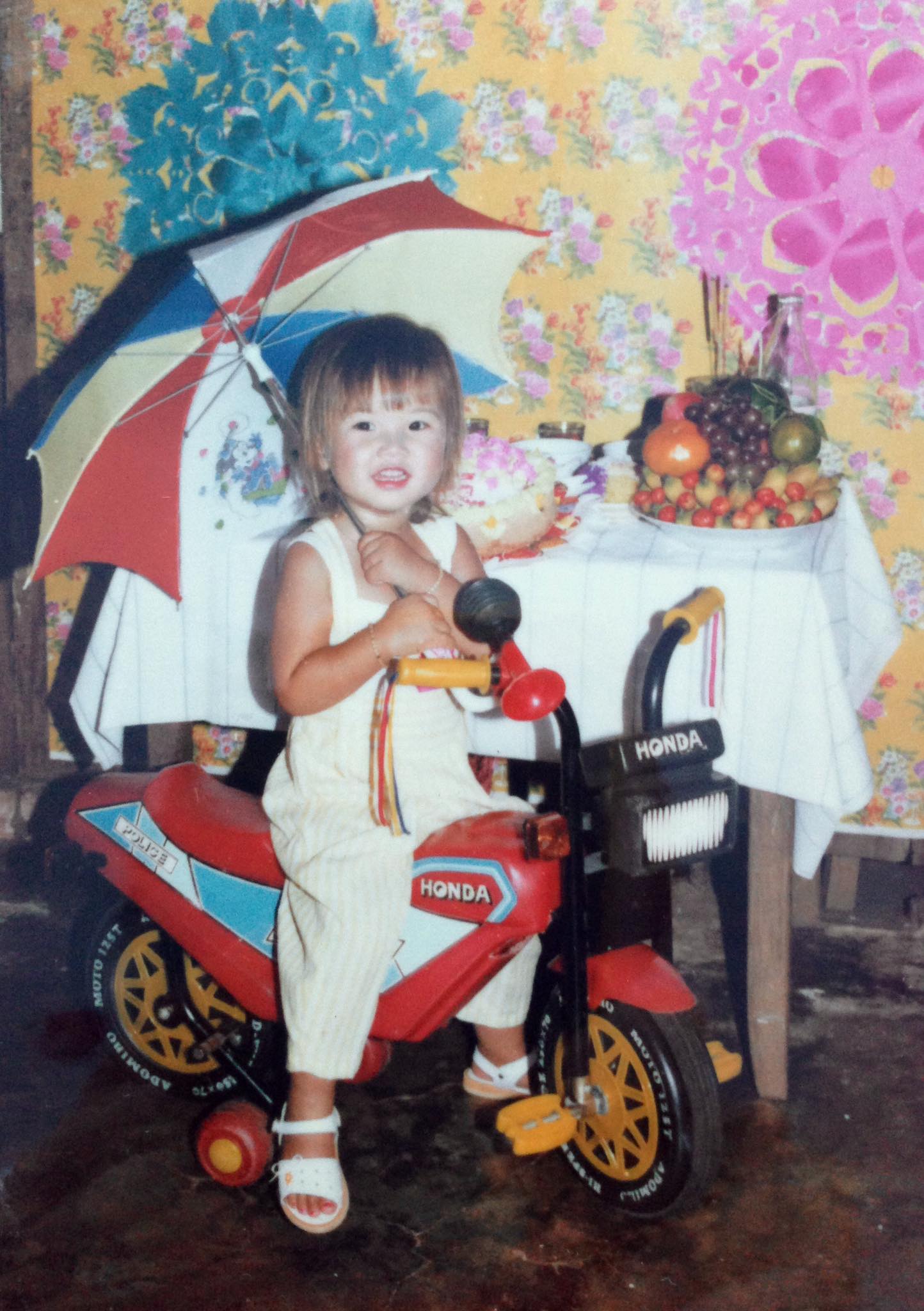 Khởi My thời b&eacute; đ&atilde; c&oacute; m&aacute;i t&oacute;c m&agrave;u v&agrave;ng
