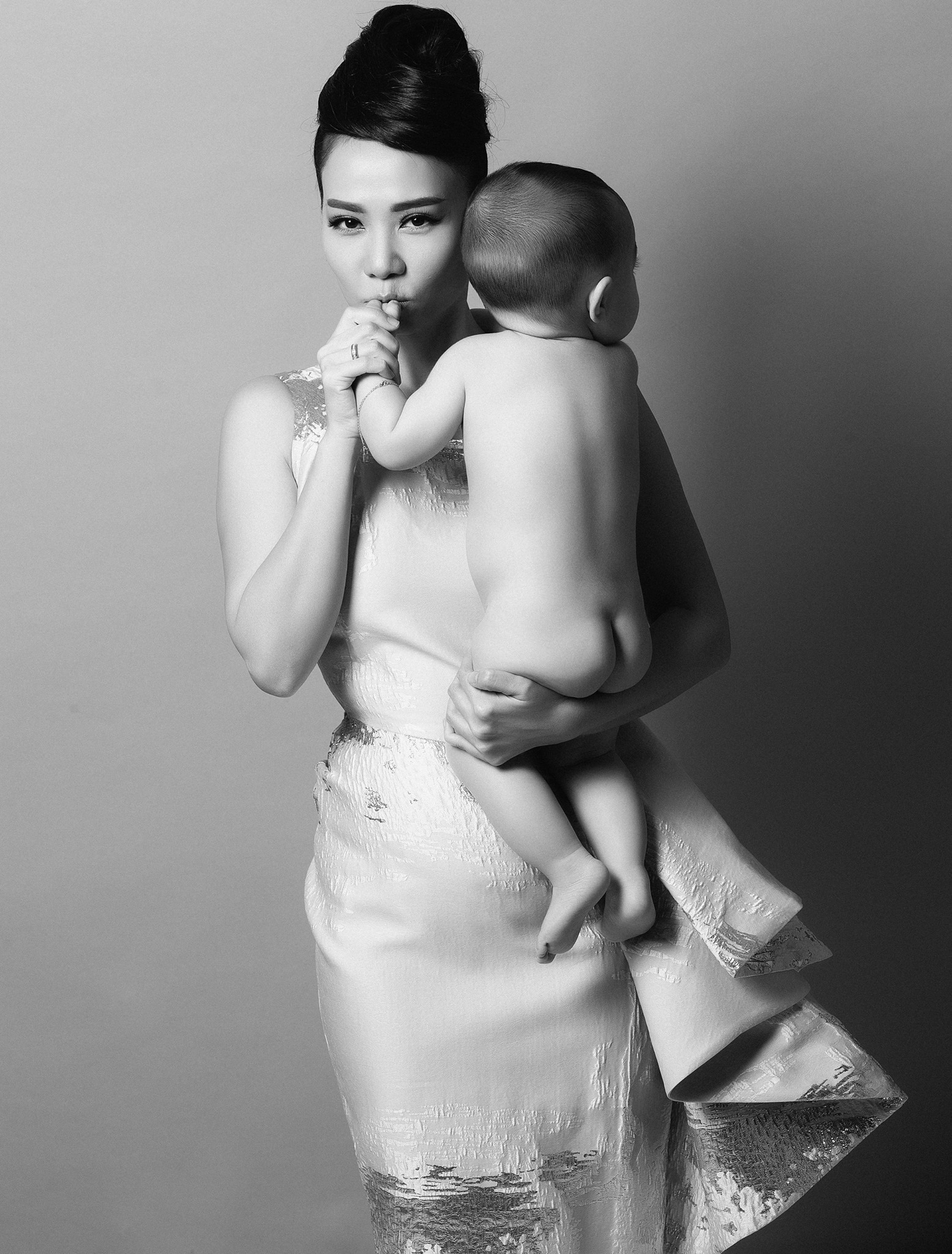 Thu Minh vẫn cứ khoe con trai từ đằng sau