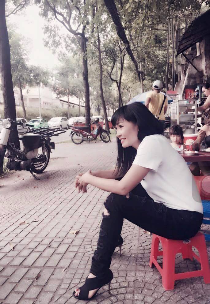 Phương Thanh bụi bặm đi tr&agrave; đ&aacute; vỉa h&egrave;