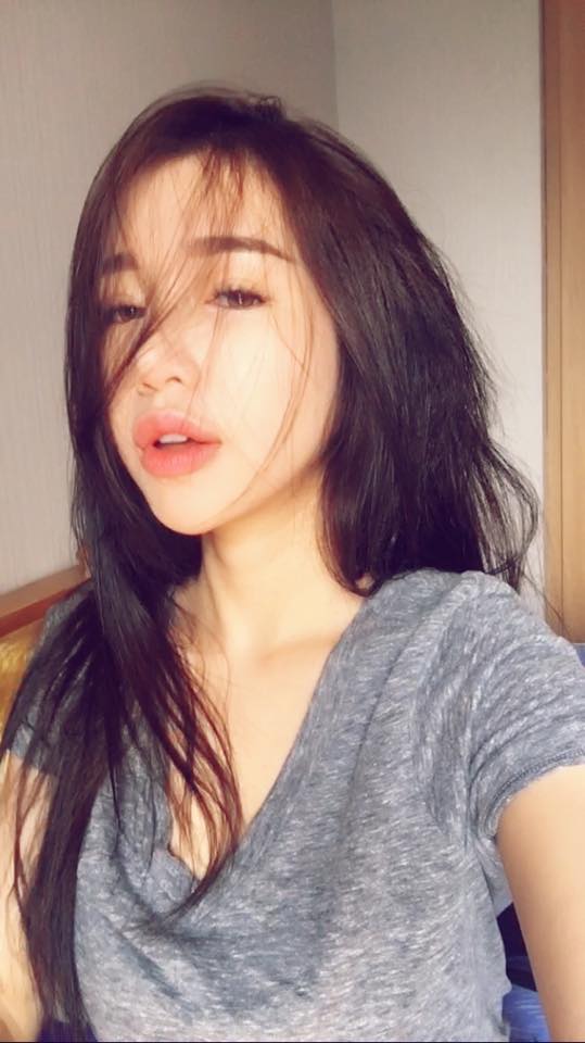 Elly Trần gợi cảm, cuốn h&uacute;t d&ugrave; ăn mặc đơn giản