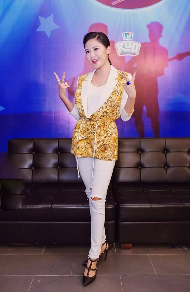 ăn Mai Hương nh&iacute; nhảnh trong hậu trường Thần tượng &acirc;m nhạc Nh&iacute;