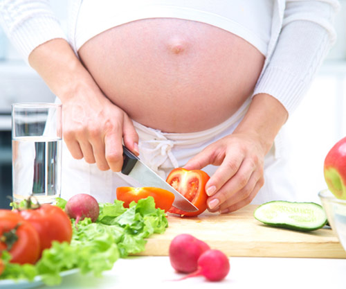 Để n&atilde;o trẻ ph&aacute;t triển tốt, b&agrave; bầu n&ecirc;n ăn nhiều rau xanh