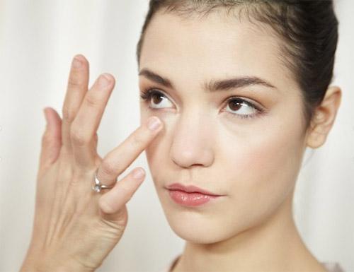 T&aacute;c dụng của dầu dừa trong việc giảm quầng th&acirc;m ở mắt kh&ocirc;ng c&ograve;n l&agrave; một điều mới lạ với phụ nữ thế giới hiện nay