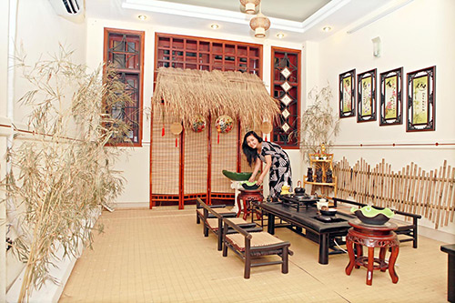 Điểm nhấn trong nhà chính là khu thưởng trà đậm chất quê