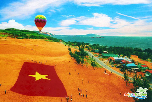 Thử sức mình với những pha trượt cát mạo hiểm ở Mũi Né – Phan Thiết để lưu lại cho mình và người thân những “shot ảnh” độc đáo giữa khung cảnh mênh mông gió cát. 