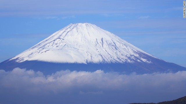 Fuji (Japan), Cách tốt nhất là bạn có thể bắt đầu đi leo núi vào ban đêm để lên đến đỉnh vào sáng hôm sau. Bạn sẽ có tấm ảnh hoàn hảo cảnh mặt trời mọc trên đỉnh của Fuji.