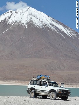  Licancabur (Bolivia). Bề mặt của ngọn núi Aquamarine Laguna Verde ở Bolivia vô cùng rực rỡ. Ảnh chụp núi lửa Licancabur hình nón với tuyết bao phủ trên đỉnh núi.