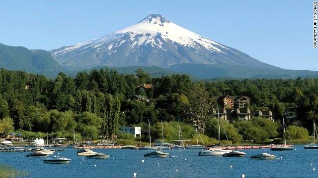 Villarrica (Chile), khi đến đây, nên sẵn sàng máy ảnh. Ngọn núi này cũng có một hồ nước xanh ngắt và ngôi  làng cổ kính phía dưới. Từ mọi góc nhìn, khung cảnh ngọn núi đều hiện lên đẹp tuyệt.