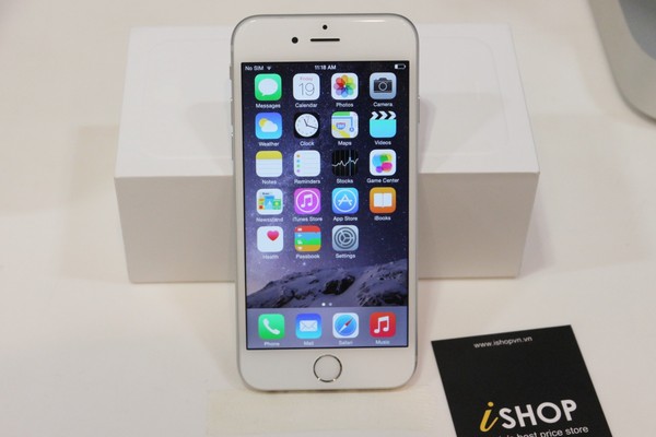 Điểm đặc biệt của iPhone 6 tới từ chiếc hộp với mặt trước trắng, khác với các vỏ hộp trước đây khi trên phần vỏ có in hình máy.