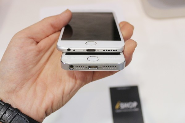 Chiều ngang lớn hơn nhiều so với iPhone 5S.