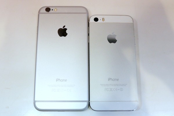 Mặt sau được bọc nhôm hoàn toàn, phần kính giống như iPhone 5S đã biến mất tạo cảm giác chắc chắn hơn cho iPhone 6. Đèn flash LED được thay đổi thiết kế sang dạng tròn tạo sự đồng nhất cho sản phẩm.