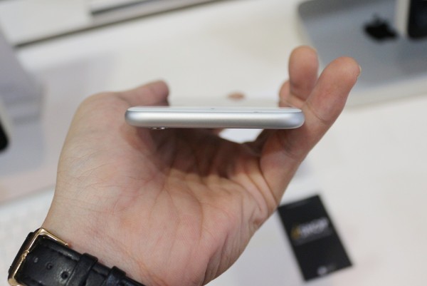 Đỉnh máy giờ đây trống trơn. Mặc dù vậy, với độ dày chỉ 6,9mm iPhone 6 không tạo cảm giác quá khó chịu khi cầm trên tay. 