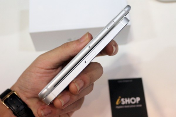 Thế nhưng, viền máy bo tròn đồng thời mỏng hơn iPhone 5S khiến sản phẩm không tạo cảm giác khó chịu khi sử dụng.