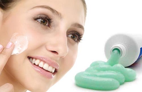 Kem đ&aacute;nh răng c&oacute; t&aacute;c dụng rất tốt trong việc trị mụn