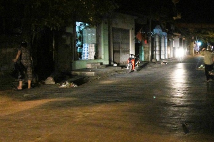 S&uacute;ng cướp c&ograve;, thanh ni&ecirc;n &ldquo;ng&aacute;o đ&aacute;&rdquo; d&iacute;nh đạn