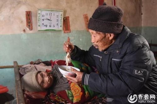 cụ &ocirc;ng chăm vợ liệt