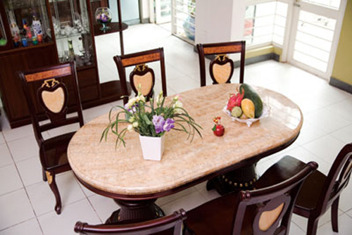 Hiện vợ chồng MC Quỳnh Hoa đang sống cùng với bố mẹ chồng nên cần khu vực bàn ăn và bếp nấu rộng rãi 