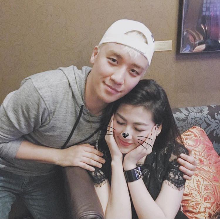 Dương T&uacute; Anh chụp h&igrave;nh c&ugrave;ng Seung Ri. C&ocirc; đăng ảnh v&agrave; b&igrave;nh luận: 