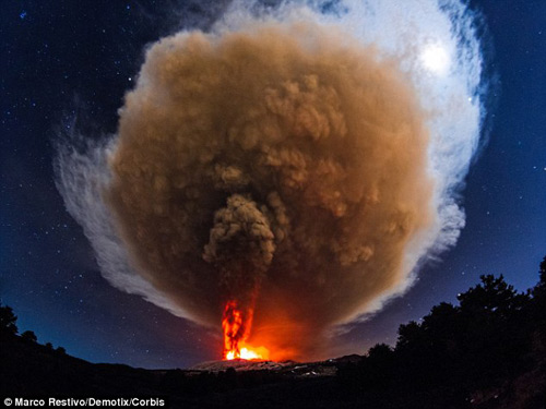 Một vụ phun tr&agrave;o của n&uacute;i lửa Etna ở Italy v&agrave;o năm 2013. Ảnh: Corbis.