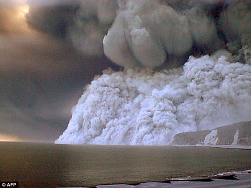 Một d&ograve;ng chảy nham thạch từ n&uacute;i Oyama tr&ecirc;n đảo Miyakejima, khoảng 200 km về ph&iacute;a nam Tokyo