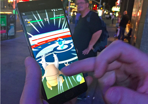 Pokemon Go hiện l&agrave; tr&ograve; chơi rất &ldquo;hot&rdquo; Ảnh: Kirsten Acuna/Tech Insider